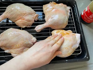 在鴨上塗抹一層豉油，放一旁略略晾一下。