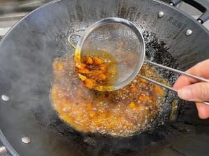 撈起鑊中的葱薑蒜。然後開大火將汁料煮滾煮濃稠。