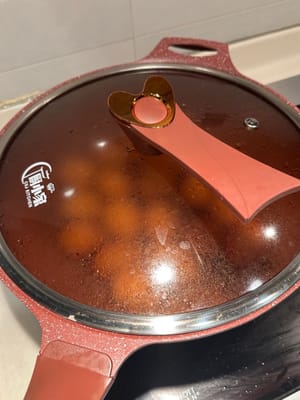 将鸡蛋放入沸水中煮 6.5 分钟