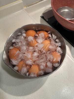 讓雞蛋冷卻約 10 分鐘