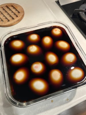 冷却后，剥去鸡蛋，放入酱汁中腌制过夜