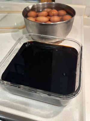 同时，将所有材料混合在一个容器中，准备腌料酱