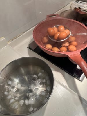 准备一大碗加冰的水，用于鸡蛋的快速冷却
