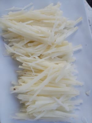 100 Gramm Lotuswurzel in Stücke schneiden und zur späteren Verwendung auf einen Teller legen.