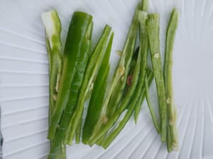 50 g grüne Paprika in Streifen schneiden und beiseite legen.