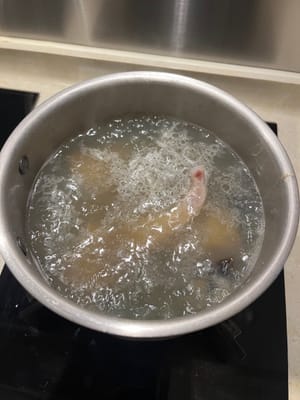 Faites bouillir les œufs conservés à feu vif pendant 4 à 5 minutes avant d'ajouter les filets de poisson