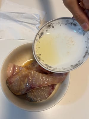 Mettez-le dans un bol, ajoutez la sauce soja, le poivre blanc, un peu de sel, la fécule de maïs, mélangez bien, ajoutez l'huile et laissez mariner pendant 15 à 20 minutes