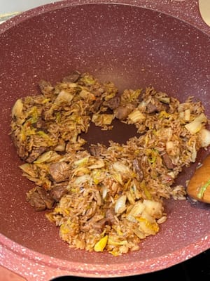 ใส่ผักลงไปแล้วคนให้เข้ากัน