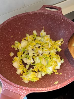 ตั้งกระทะให้ร้อน ใส่น้ำมันเล็กน้อย ผัดผักจนน้ำระเหยหมดและแห้งสนิท พักไว้ใช้ภายหลัง