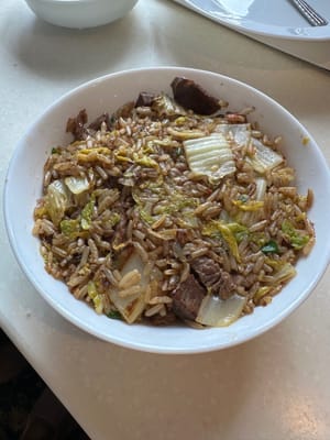 เมื่อปรุงเสร็จแล้ว ให้ปั้นข้าวผัดใส่ชามและวางบนจานเสิร์ฟเพื่อเก็บไว้รับประทานในภายหลัง