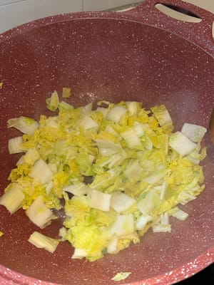 ตั้งกระทะให้ร้อน ใส่น้ำมันเล็กน้อย ผัดผักจนน้ำระเหยหมดและแห้งสนิท พักไว้ใช้ภายหลัง