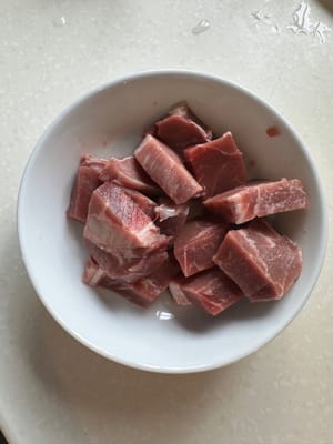 ควรหั่นเนื้อสเต็กเป็นชิ้นสี่เหลี่ยมลูกเต๋าด้วย