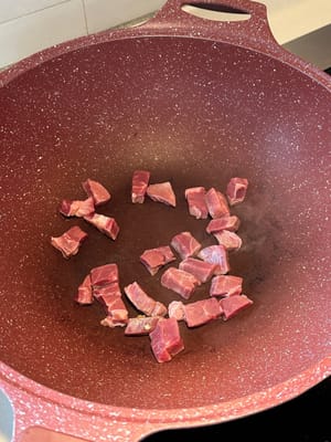 ใช้กระทะใบเดิม ทอดเนื้อสเต็กหั่นเต๋าจนสุก