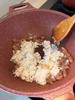 ใส่ข้าว ซอสพริก XO ซอสถั่วเหลือง และซีอิ๊วดำลงไป ผัดต่อไปเรื่อยๆ