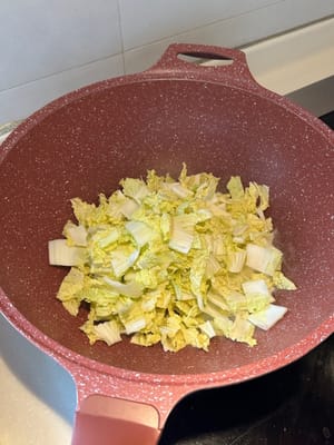 ตั้งกระทะให้ร้อน ใส่น้ำมันเล็กน้อย ผัดผักจนน้ำระเหยหมดและแห้งสนิท พักไว้ใช้ภายหลัง