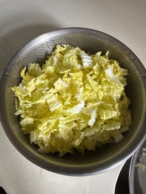 เริ่มต้นด้วยการหั่นผักเป็นชิ้นเล็กๆ ล้างและสะเด็ดน้ำ