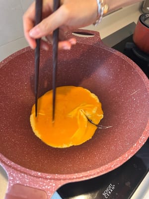 จากนั้นให้ค่อยๆ ดันไข่จากขอบเข้าตรงกลาง แล้วทำซ้ำ