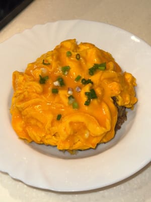 ค่อยๆ ตักใส่ลงบนข้าวผัดอย่างระมัดระวัง แล้วโรยหน้าด้วยต้นหอมซอย เท่านี้ก็เสร็จแล้ว! เสิร์ฟและรับประทานได้เลย!