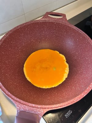 ตั้งกระทะใส่น้ำมันเล็กน้อย ใช้ไฟปานกลาง เทไข่ลงไป ทิ้งไว้สักสองสามวินาทีก่อนคนให้สุก