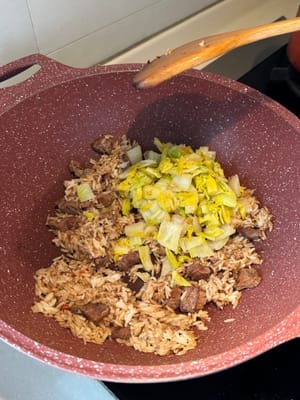 ใส่ผักลงไปแล้วคนให้เข้ากัน