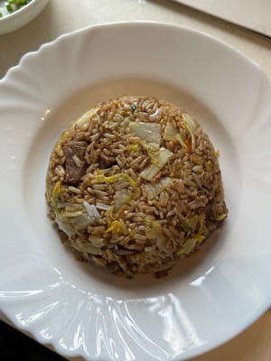 เมื่อปรุงเสร็จแล้ว ให้ปั้นข้าวผัดใส่ชามและวางบนจานเสิร์ฟเพื่อเก็บไว้รับประทานในภายหลัง