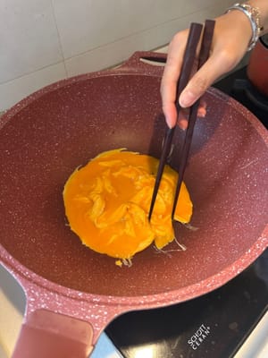 จากนั้นให้ค่อยๆ ดันไข่จากขอบเข้าตรงกลาง แล้วทำซ้ำ