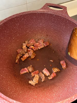 ใช้กระทะใบเดิม ทอดเนื้อสเต็กหั่นเต๋าจนสุก