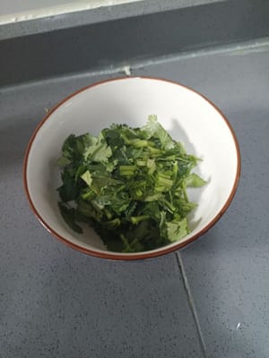 Picar las hojas de cilantro.