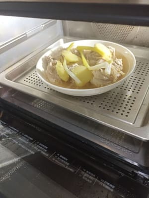 Una vez cocido el pollo, retírelo y deseche los tallos de cebolla y los trozos de jengibre.