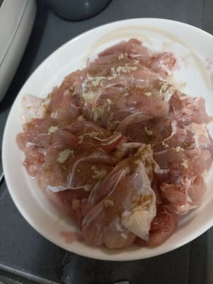 Seca los muslos de pollo lavados con papel de cocina. Luego agregue 1/2 cucharadita de pimienta en polvo y revuelva hasta que esté mezclado uniformemente.