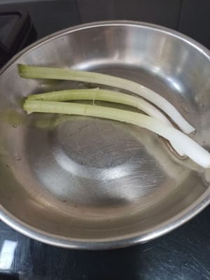 tallo de cebolla sin hojas