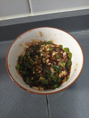 Incorpore el ajo picado, las chalotas y las cebolletas, que se han añadido con salsa de soja y salsa de ostras.