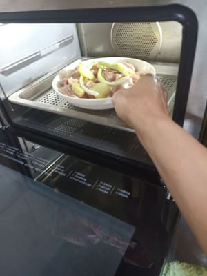 Coloque el pollo en la vaporera.