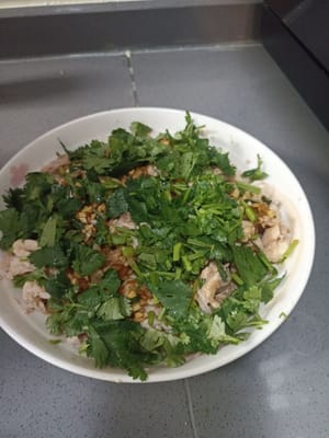 Añade hojas de cilantro y listo. 
servido