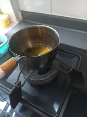 Calentar dos cucharadas de aceite.