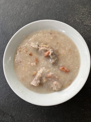 죽에 가자미 가루를 넣고 서빙하기 전에 잘 섞습니다.