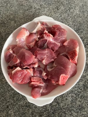 돼지고기를 씻어서 소금을 제거합니다.