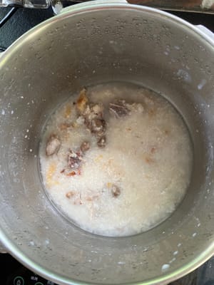 죽을 밥솥에 60분 정도 끓이면 완성됩니다. 그런데 좀 부족해 보여서 죽을 냄비에 옮겨 담습니다. 중불에서 15분간 끓입니다.