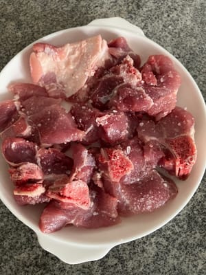 돼지고기를 씻지 말고 밤새도록 굵은 소금으로 간을 합니다.