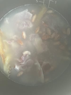 밥솥에 쌀을 붓습니다. 물 800ml를 넣고 죽 기능으로 불을 켭니다. 끓으면 씻은 돼지고기, 가쓰오부시, 땅콩을 넣습니다.