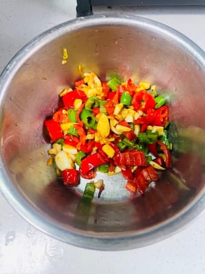 Die Pfanne auf hohe Hitze erhitzen, dann die Hitze reduzieren und Öl hinzufügen. Zuerst den gehackten Knoblauch anbraten, bis er duftet. Dann die gehackten Chilischoten hinzufügen und mit einer Prise Salz bestreuen. Gut umrühren und beiseitestellen.