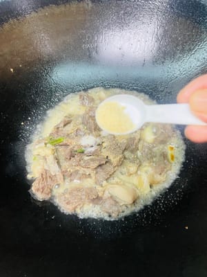 Añadir sal, caldo de pollo y una pizca de pimienta blanca. Agregar los chiles previamente salteados, revolver bien y ¡a disfrutar!