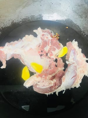 Pon la falda de res en una olla con agua fría. Vierte un poco de baijiu fuerte (si no tienes, usa vino de cocina, pimienta roja en grano o cebollino). Agrega unas rodajas de jengibre. Hierve el agua y cocina a fuego lento durante 5 minutos. Retírala de la olla y enjuágala con agua caliente para eliminar la espuma.