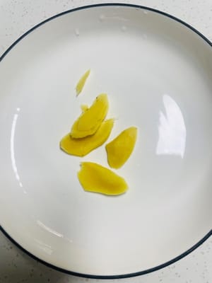 Ingredientes:
Cortar el jengibre en rodajas; buscar los granos de pimienta de Sichuan y la raíz de angélica; picar las cebolletas en trozos pequeños;