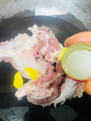 Rinderbrust in einen Topf mit kaltem Wasser geben. Etwas starken Baijiu dazugießen (falls kein Baijiu vorhanden ist, Kochwein, rote Pfefferkörner oder Frühlingszwiebeln verwenden). Einige Ingwerscheiben hinzufügen. Wasser zum Kochen bringen und 5 Minuten köcheln lassen. Aus dem Topf nehmen und mit heißem Wasser abspülen, um eventuellen Schaum zu entfernen.