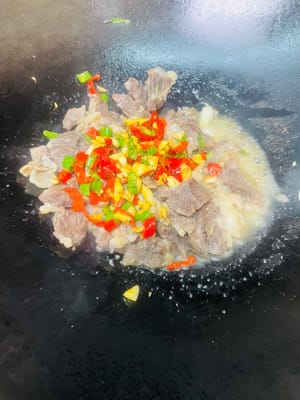 Añadir sal, caldo de pollo y una pizca de pimienta blanca. Agregar los chiles previamente salteados, revolver bien y ¡a disfrutar!