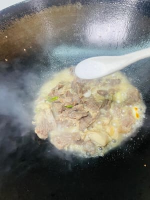 Añadir sal, caldo de pollo y una pizca de pimienta blanca. Agregar los chiles previamente salteados, revolver bien y ¡a disfrutar!