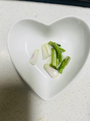 Zutaten:
Ingwer in Scheiben schneiden, Sichuan-Pfefferkörner und Angelikawurzel suchen, Frühlingszwiebeln in kleine Stücke schneiden;