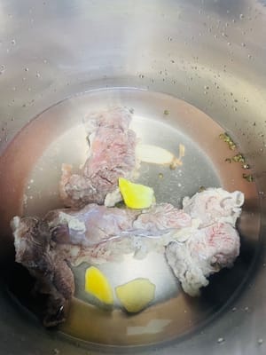Coloque la falda de res lavada en una olla a presión, añada una cantidad adecuada de agua y añada la raíz de angélica, las cáscaras de pimienta verde de Sichuan y las rodajas de jengibre. Una vez que la olla a presión empiece a hervir, cocine durante 15-17 minutos. Abra la tapa solo cuando se haya evaporado el vapor. Si usa una olla normal, cocine durante aproximadamente una hora.