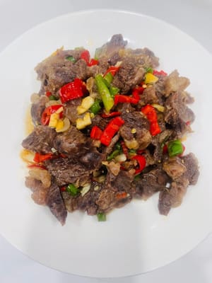 Salz, Hühnerbrühe und eine Prise weißen Pfeffer hinzufügen. Die zuvor angebratenen Chilischoten hinzufügen, gut umrühren und genießen!